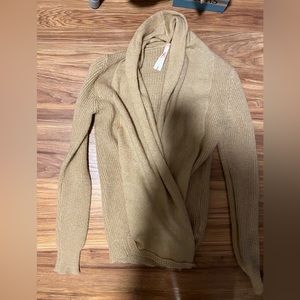 Simple cardigan that goes well with your date outfit